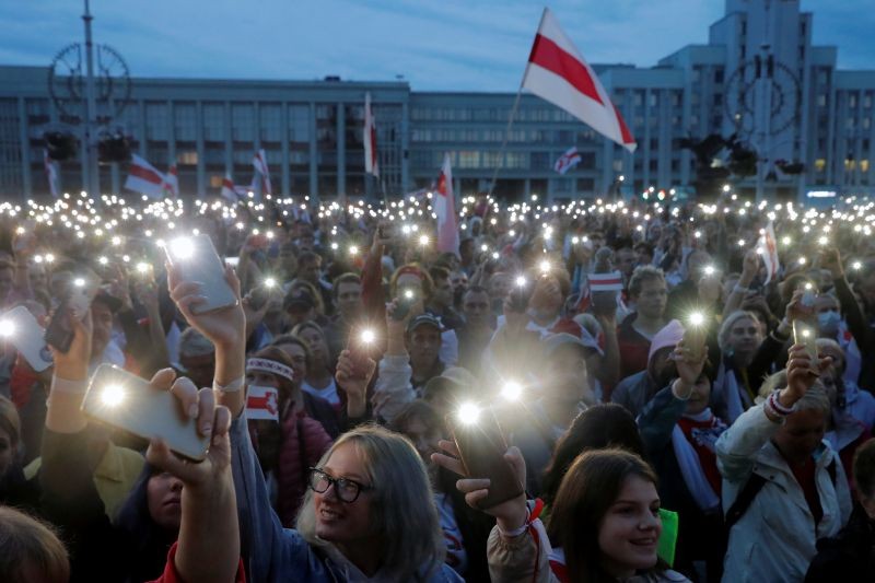 People flash lights from their phones during an opposition demonstration to protest against presidential election results at the Independence Square in Minsk, Belarus on August 25, 2020. (REUTERS Photo)