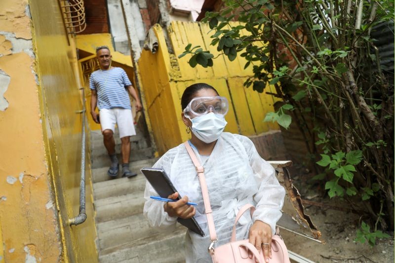 A doctor wearing a protective mask walks after an interview in the low-income neighborhood of Las Mayas, as cases rise amid the coronavirus disease (COVID-19) outbreak, in Caracas, Venezuela on July 14, 2020. (REUTERS Photo)