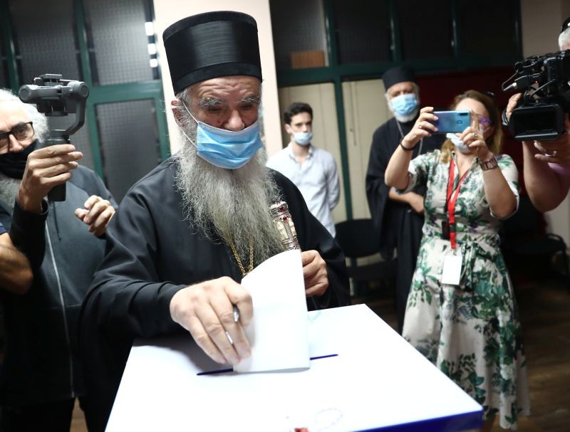 Metropolitan Amfilohije, the church's top cleric in Montenegro casts a ballot at a polling station during the parliamentary election in Cetinje, Montenegro on August 30, 2020. (REUTERS Photo)