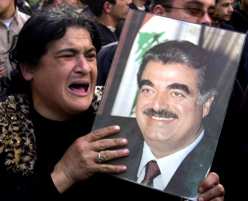 A Lebanese woman mourns following the assassination of former prime minister Rafik al-Hariri during a protest in Beirut, Lebanon onFebruary 15, 2005. (REUTERS File Photo)