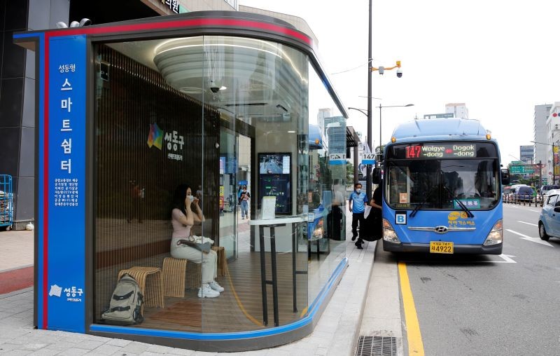 A woman wears a mask inside a glass-covered bus stop in which a thermal imaging camera, UV sterilizer, air conditioner, CCTV and digital signage are set, to avoid the spread of COVID-19 in Seoul, South Korea on August 14, 2020. (REUTERS Photo)