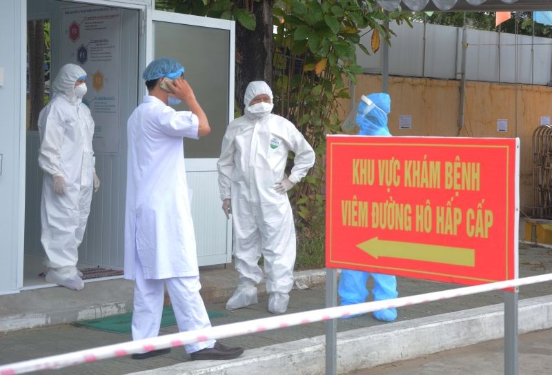 Healthcare workers wearing protective hazmat suits are seen inside the military hospital 17 amid of spread of the coronavirus disease (COVID-19) in Da Nang city, Vietnam on August 4, 2020. (REUTERS Photo)