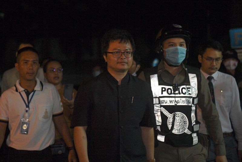 Anon Nampa, one of the leaders of recent anti-government protests, is detained by a police outside the criminal court in Bangkok, Thailand August 19, 2020. (REUTERS  Photo)