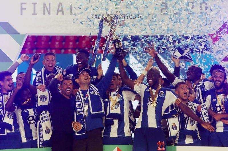 Porto's Danilo Pereira, Iker Casillas and teammates celebrate with the trophy after winning the Taca de Portugal, as play resumes behind closed doors following the outbreak of the coronavirus disease (COVID-19) REUTERS/Pedro Nunes