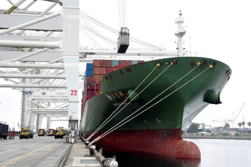 Shipping containers are being loaded onto Xin Da Yang Zhou ship from Shanghai, China at Pier J at the Port of Long Beach in Long Beach, California, U.S., April 4, 2018. (REUTERS File Photo)