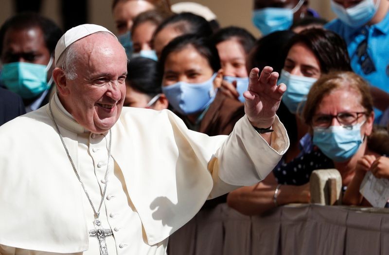 Pope Francis leaves after the first weekly general audience to readmit the public since the coronavirus disease (COVID-19) outbreak in the San Damaso courtyard at the Vatican on September 2, 2020. (REUTERS Photo)