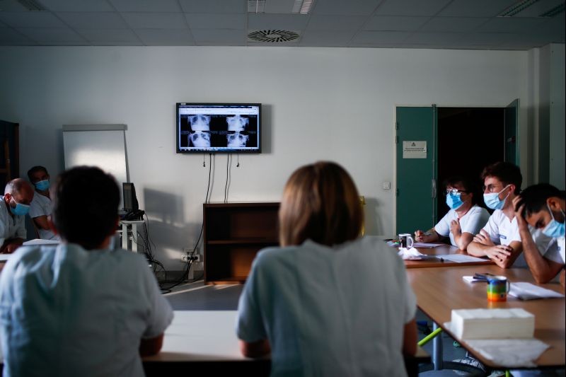 Doctors attend a staff meeting in the Intensive Care Unit (ICU) at the Robert Ballanger hospital in Aulnay-sous-Bois near Paris as the outbreak of the coronavirus disease (COVID-19) continues in France on September 15, 2020. (REUTERS Photo)