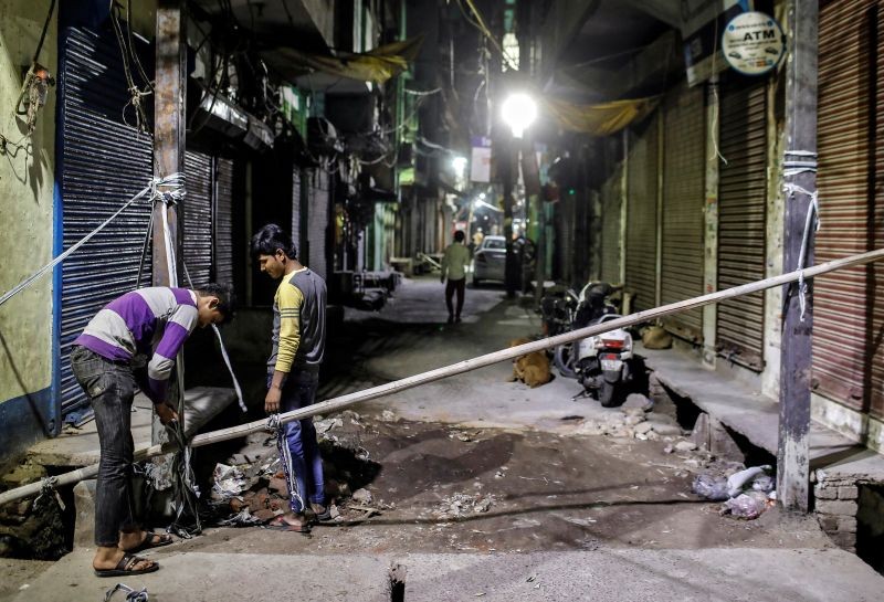 Muslims erect a barricade in a lane following Hindu-Muslim clashes triggered by a new citizenship law, in Kardam Puri in the riot-affected northeast of New Delhi on March 4, 2020. (REUTERS File Photo)