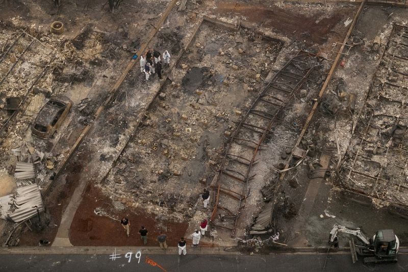 Personnel encircle the collected remains of a fire victim in the Bear Lakes Estates neighborhood which was left devastated by the Almeda fire in Phoenix, Oregon, US on September 12, 2020. (REUTERS Photo)