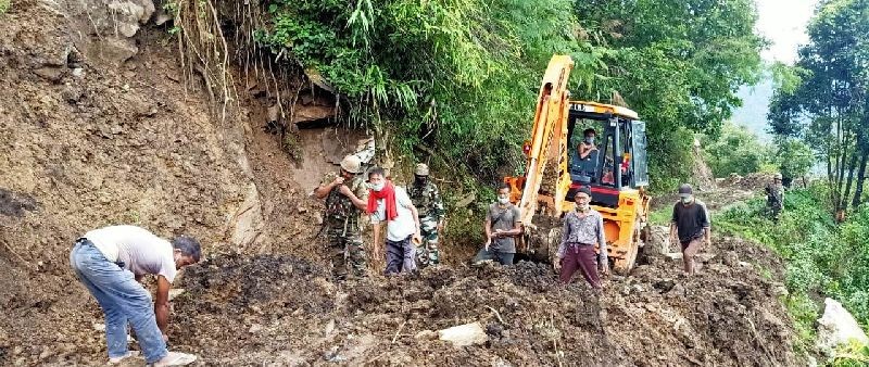 Kiphire Battalion of Assam Rifles under the aegis of HQ IGAR (North) assisted the villagers in restoring Khongjiri-Lopfukhong-Mimi border road on September 3, which was disrupted due to numerous landslides. The road being the only lifeline for the residents of the border villages of Lopfukhong, Mimi and areas further south was cleared for resumption of traffic. (Photo Courtesy: HQ IGAR-North)
