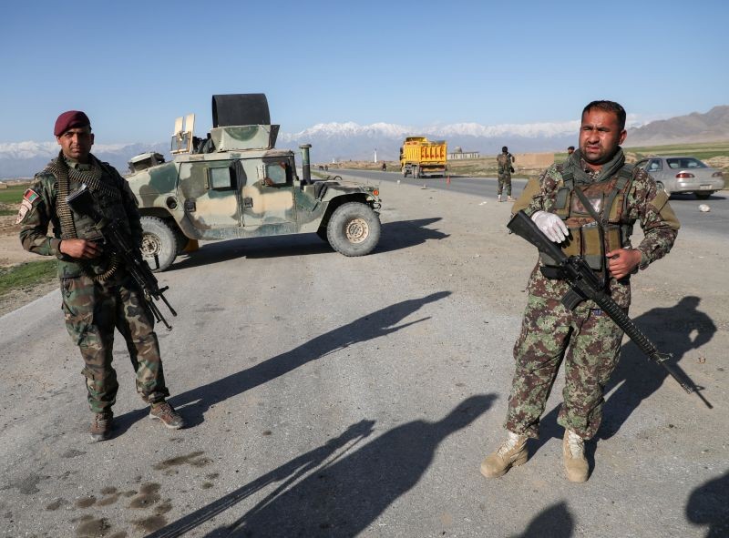 Afghan National Army (ANA) soldiers stand guard at a check point near the Bagram Airbase north of Kabul, Afghanistan on April 2, 2020. (REUTERS File Photo)