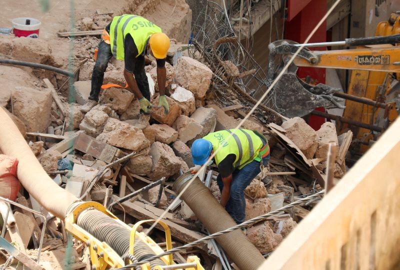 Volunteers dig through the rubble of buildings which collapsed due to the explosion at the port area, after signs of life were detected, in Gemmayze, Beirut, Lebanon on September 5, 2020. (REUTERS Photo)