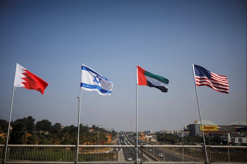 The flags of the U.S., United Arab Emirates, Israel and Bahrain flutter along a road in Netanya, Israel on September 14, 2020. (REUTERS Photo)