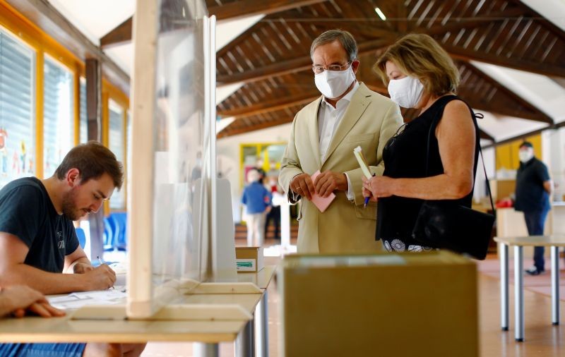 Armin Laschet, federal state premier of North Rhine-Westphalia, and his wife Susanne cast their votes for the local elections in North Rhine-Westphalia in Aachen, Germany on September 13. (REUTERS Photo)