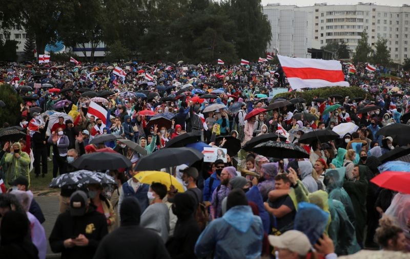 People attend an opposition rally to reject the presidential election results and to protest against the inauguration of Belarusian President Alexander Lukashenko in Minsk, Belarus on September 27, 2020. (REUTERS Photo)