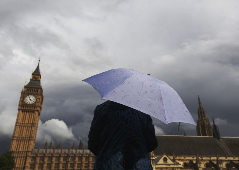 A woman looks towards dark clouds over the Houses of Parliament in central London August 11, 2014.  (REUTERS File Photo)