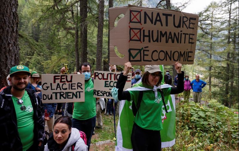 Activists hold placards during a protest against climate change at Trient Glacier, in Trient, Switzerland on September 6, 2020. (REUTERS Photo)