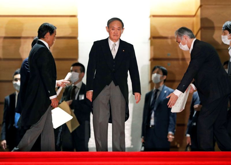 Japan's Prime Minister Yoshihide Suga prepares for a photo session with other cabinet ministers at Suga's official residence in Tokyo, Japan on September 16, 2020. (REUTERS File Photo)