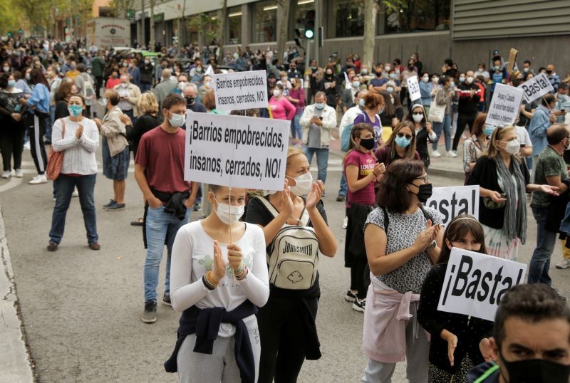 People protest in front of the Madrid regional government's health office over the lack of support and movement on improving working conditions at the Vallecas neighbourhood, amid the outbreak of the coronavirus disease (COVID-19) in Madrid, Spain on September 20, 2020. (REUTERS Photo)