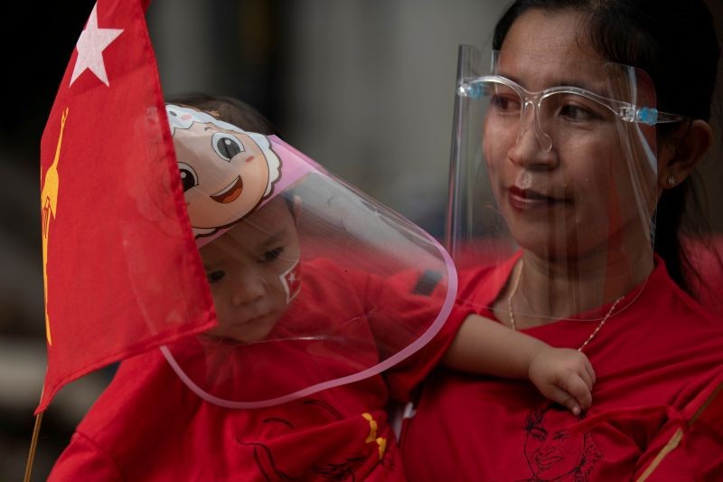 A mother and her son hold a flag of National League for Democracy (NLD) party, amid coronavirus disease (COVID-19) spread concerns during an election campaign rally in Yangon, Myanmar on September 8, 2020. (REUTERS Photo)