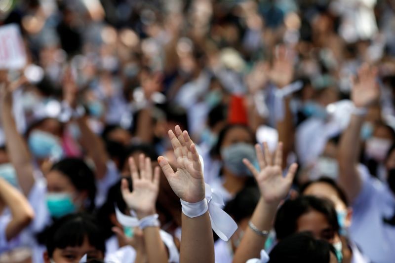 Anti-government protesters and students wearing white ribbons attend a demonstration demanding the government to resign, in front of the Ministry of Education in Bangkok, Thailand on September 5. (REUTERS Photo)