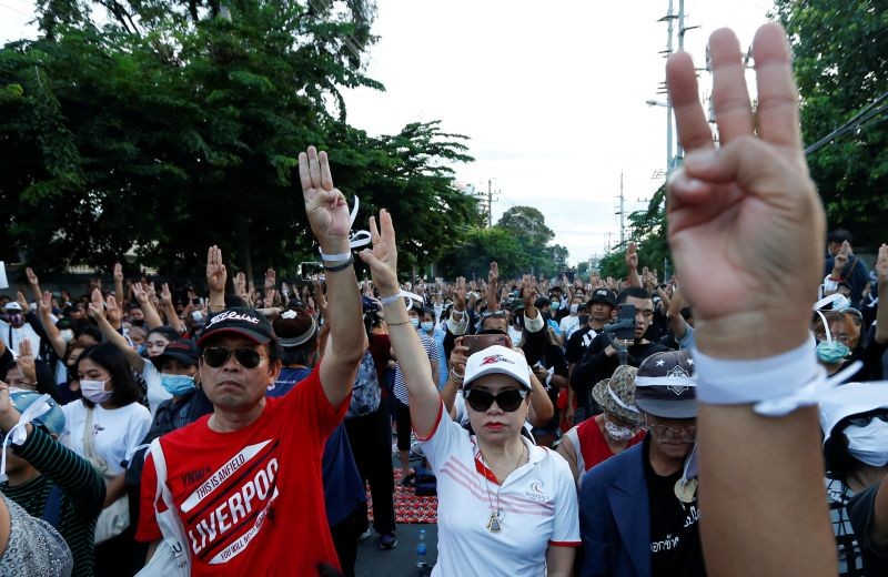 Pro-democracy protesters flash the three-fingers salute while attending a mass rally to call for the ouster of Prime Minister Prayuth Chan-ocha and reforms in the monarchy in front of parliament in Bangkok, Thailand on September 24. (REUTERS Photo)