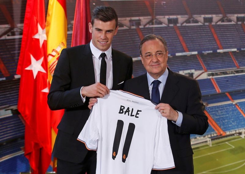 FILE PHOTO: Gareth Bale of Wales hold his new Real Madrid soccer club jersey accompanied by president Florentino Perezat the Santiago Bernabeu stadium in Madrid, September 2, 2013. REUTERS/Sergio Perez/File Photo