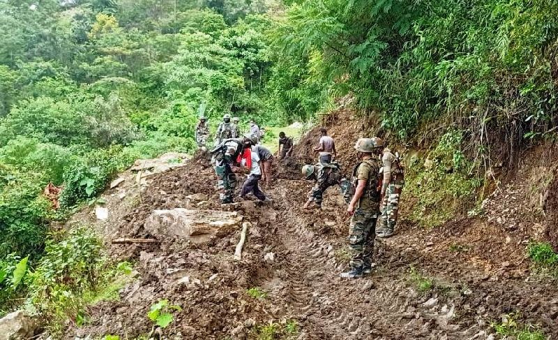 Kiphire Battalion of Assam Rifles under the aegis of HQ IGAR (North) assisted the villagers in restoring Khongjiri-Lopfukhong-Mimi border road on September 3, which was disrupted due to numerous landslides. The road being the only lifeline for the residents of the border villages of Lopfukhong, Mimi and areas further south was cleared for resumption of traffic. (Photo Courtesy: HQ IGAR-North)