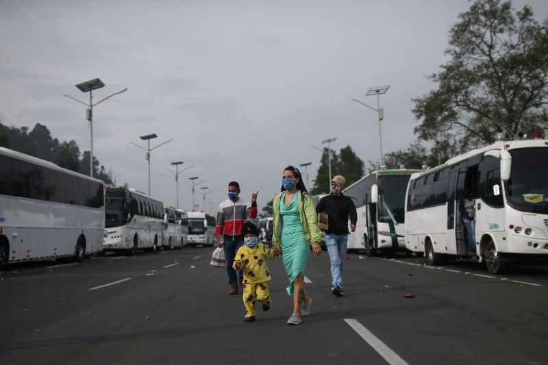 Venezuelan migrants wearing face masks participate in a protest against the blockade of buses that they hired to reach the Colombian-Venezuelan border, amid the outbreak of the coronavirus disease (COVID-19) in Bogota, Colombia on April 29, 2020. (REUTERS File Photo)