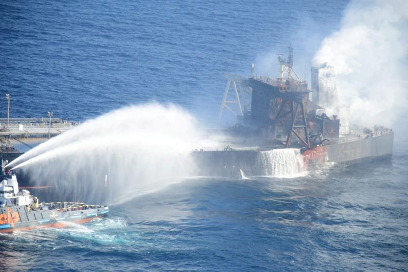 A Sri Lankan Navy boat sprays water on the New Diamond, a very large crude carrier (VLCC) chartered by Indian Oil Corp (IOC), that was carrying the equivalent of about 2 million barrels of oil, after a fire broke out off east coast of Sri Lankaon  September 6, 2020. Sri Lankan (REUTERS Photo)
