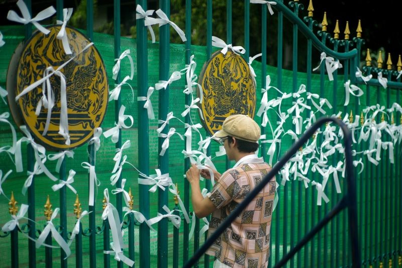 A pro-democracy protester ties white ribbons at the gate of Remand Prison to call for the release of Anon Nampa and Panupong Jadnok, in Bangkok, Thailand on September 4, 2020. (REUTERS Photo)