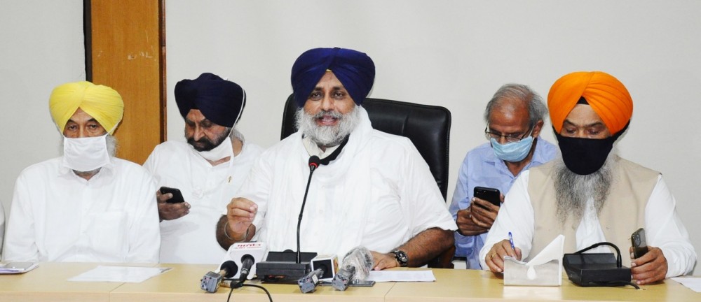 SAD chief Sukhbir Singh Badal and party members announcing the snapping of ties with BJP-led National Democratic Alliance (NDA) over the farm Bills issue on September 26. (Photo Courtesy: @Akali_Dal_/Twitter)