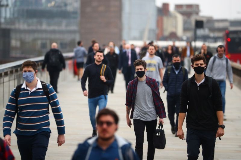 Commuters walk across the London Bridge during the morning rush hour, amid an outbreak of the coronavirus disease (COVID-19), in London, Britain on September 21, 2020. R(EUTERS Photo)