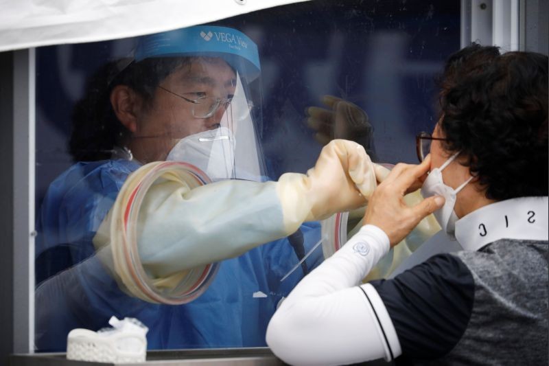A woman undergoes a coronavirus disease (COVID-19) test at a makeshift clinic in Seoul, South Korea on August 26, 2020. (REUTERS File Photo)