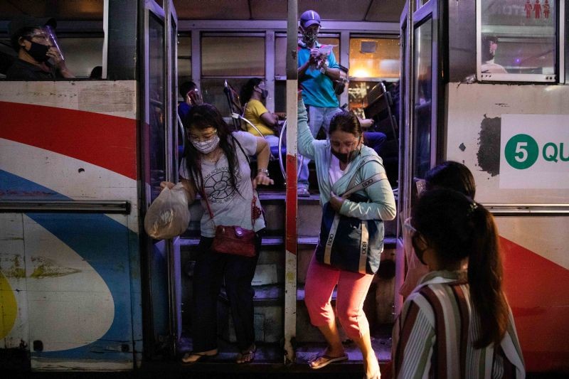 Passengers wearing face shields and face masks for protection against the coronavirus disease (COVID-19) get off a bus in Quezon City, Metro Manila, Philippines on September 7, 2020. (REUTERS Photo)