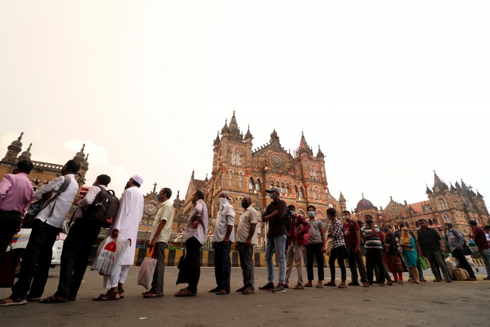 People wait in a line to board a passenger bus during rush hour, amidst the coronavirus disease (COVID-19) outbreak, in Mumbai, India, September 9, 2020. (REUTERS/Niharika Kulkarni)