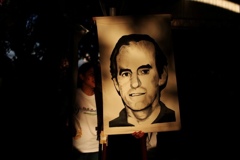 Students hold a portrait of Jesuit priest Ignacio Ellacuria prior to a procession commemorating the 28th anniversary of the murder of several Jesuit priests and two employees, who were killed by government military forces during the Salvadoran civil war, at the Central American University (UCA)  in San Salvador, El Salvador on November 11, 2017. (REUTERS File Photo)