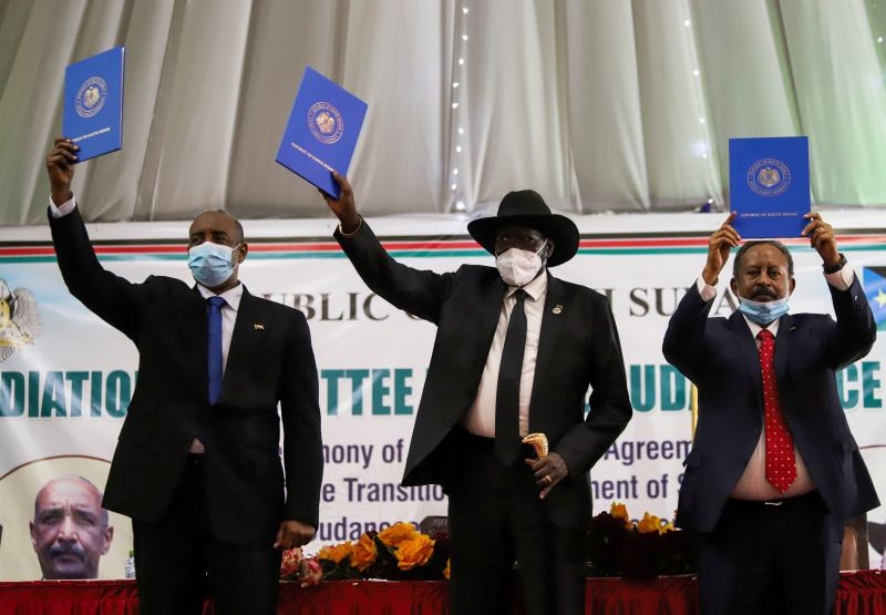 Sudan's Sovereign Council Chief General Abdel Fattah al-Burhan, South Sudan's President Salva Kiir, and Sudan's Prime Minister Abdalla Hamdok lift copies of a signed peace agreement with the country's five key rebel groups, a significant step towards resolving deep-rooted conflicts that raged under former leader Omar al-Bashir, in Juba, South Sudan on August 31, 2020. (REUTERS File Photo)