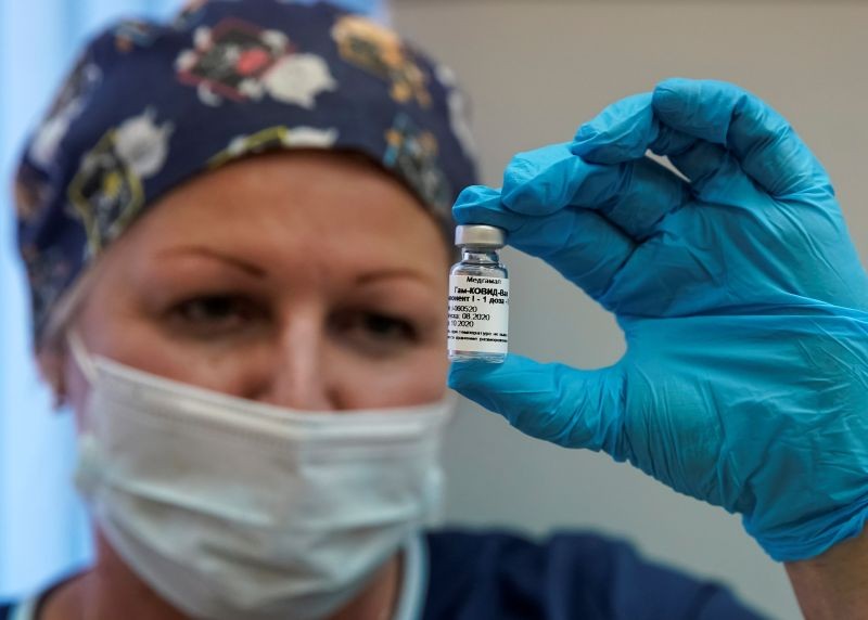 A nurse shows Russia's "Sputnik-V" vaccine against the coronavirus disease (COVID-19) prepared for inoculation in a post-registration trials stage at a clinic in Moscow, Russia September 17, 2020. (REUTERS File Photo)