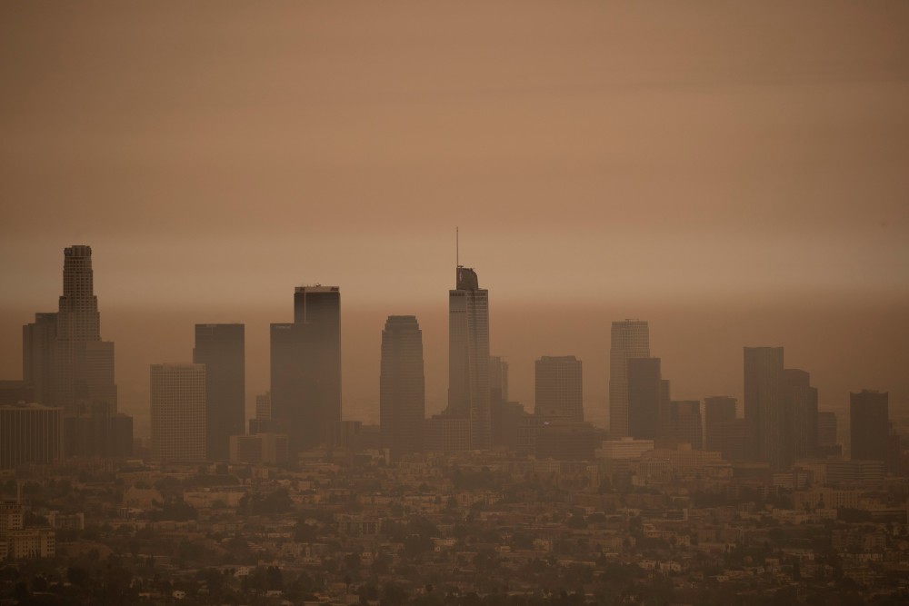 The downtown skyline is pictured amidst the smoke from the Bobcat fire in Los Angeles, California, U.S., September 10, 2020. (REUTERS/Mario Anzuoni)