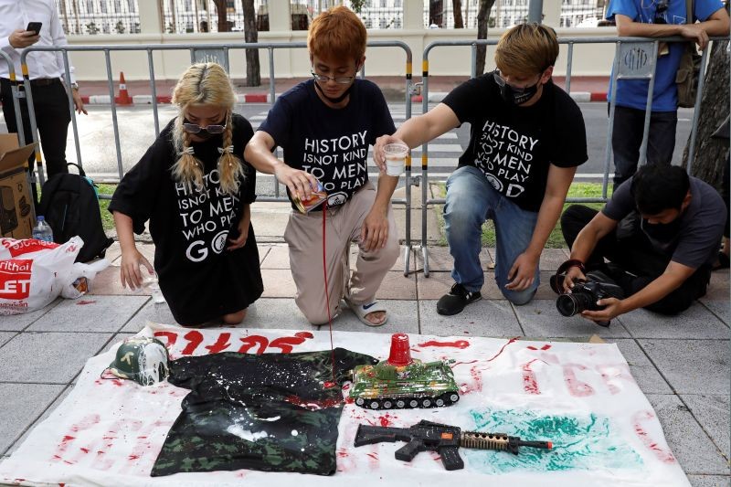 Pro-democracy protesters perform in front of the Royal Thai Army headquarters as they protest against government and military in Bangkok, Thailand on September 17. (REUTERS Photo)