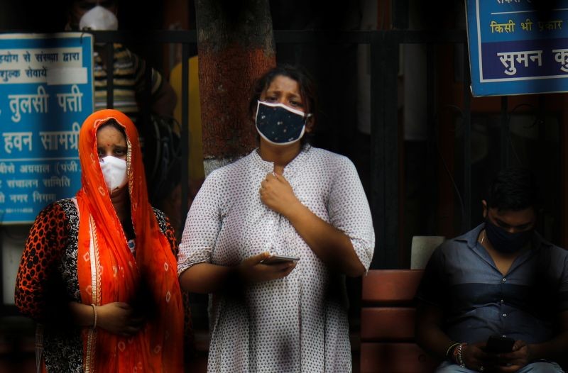 Relatives mourn the death of a man due to the coronavirus disease (COVID-19), at a crematorium in New Delhi on September 7, 2020. (REUTERS Photo)