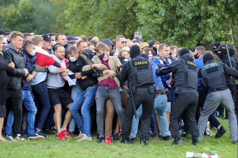 Law enforcement officers scuffle with demonstrators during a rally against police brutality following protests to reject the presidential election results in Minsk, Belarus on September 13. (REUTERS  Photo)