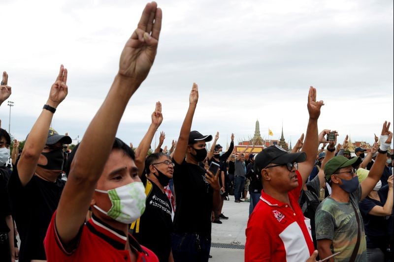 Pro-democracy protesters flashing the three-fingers salute, attend a mass rally to call for the ouster of prime minister Prayuth Chan-ocha's government and reforms in the monarchy, in Bangkok, Thailand on September 20, 2020. (REUTERS Photo)