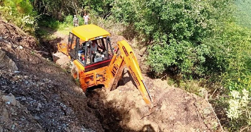 Kiphire Battalion of Assam Rifles under the aegis of HQ IGAR (North) assisted the villagers in restoring Khongjiri-Lopfukhong-Mimi border road on September 3, which was disrupted due to numerous landslides. The road being the only lifeline for the residents of the border villages of Lopfukhong, Mimi and areas further south was cleared for resumption of traffic. (Photo Courtesy: HQ IGAR-North)