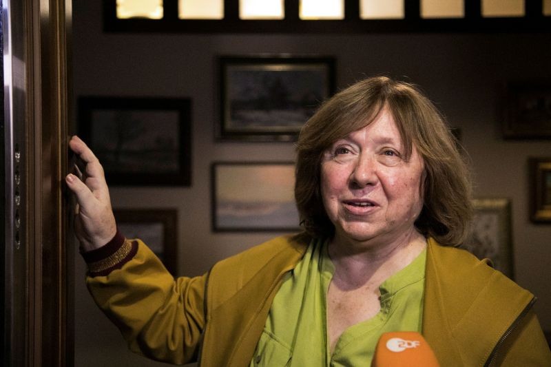 The 2015 Nobel literature laureate Svetlana Alexievich speaks to reporters at her apartment  in Minsk, Belarus on September 9. (REUTERS Photo)