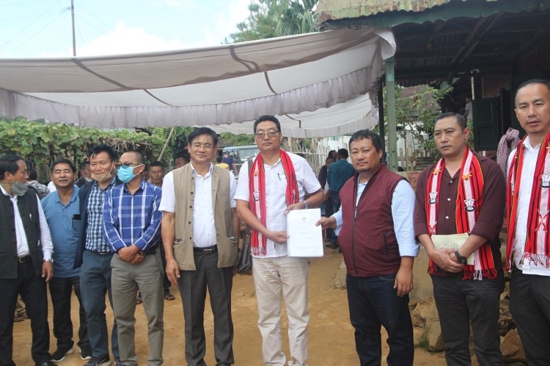 Advisor, Horticulture & Border, Mhathung Yanthan along with department officials and the contractor at Sanis Village Community hall on September 29. (DIPR Photo)