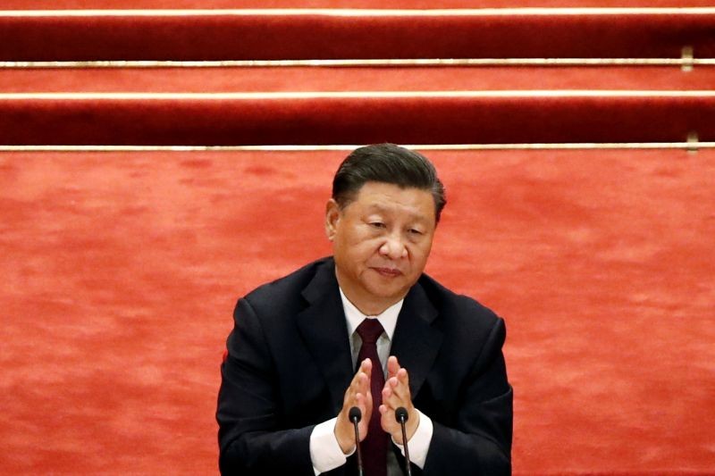 Chinese President Xi Jinping applauds during a meeting to commend role models in China's fight against the coronavirus disease (COVID-19) outbreak, at the Great Hall of the People in Beijing, China on September 8, 2020. (REUTERS Photo)