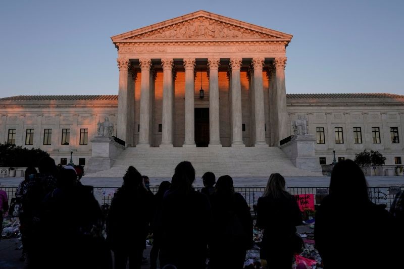 People gather to mourn the death of Associate Justice Ruth Bader Ginsburg at the Supreme Court in Washington, US on September 20, 2020. (REUTERS Photo)