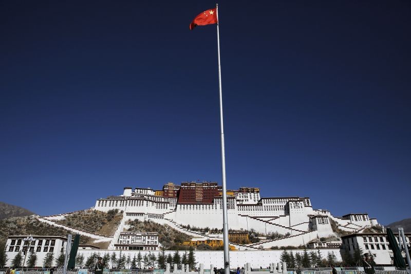 A Chinese flag flutters on a pole in front of the Potala Palace in Lhasa, Tibet Autonomous Region, China on November 17, 2015. (REUTERS File Photo)